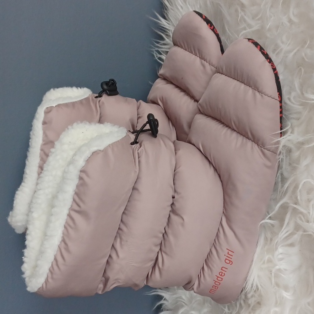 Madden Girl Isolated Slippers